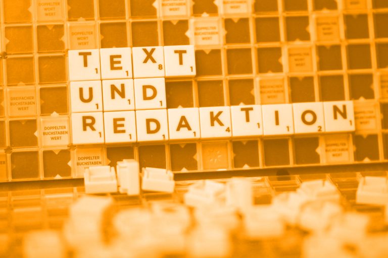 Wörter "Text und Redaktion" gelegt aus Buchstabensteinen; Foto: (c) Manuela Seubert