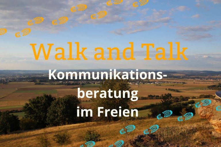 Foto eines Panoramaausblicks mit Schriftzug "Walk and Talk - Kommunikationsberatung im Gehen"