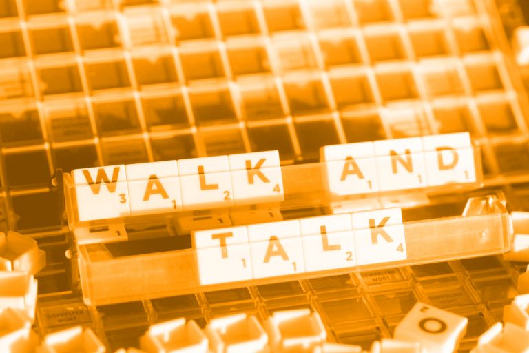 Wörter "Walk and Talk" gelegt aus Buchstabensteinen; Foto: (c) Manuela Seubert