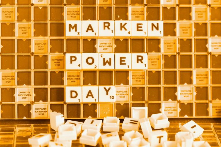 Foto: Produktname "Marken Power Day" gelegt aus Buchstabensteinen;