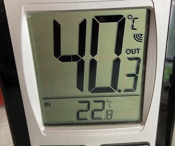Digitale Temperaturanzeige zeigt draußen 40,3 °C