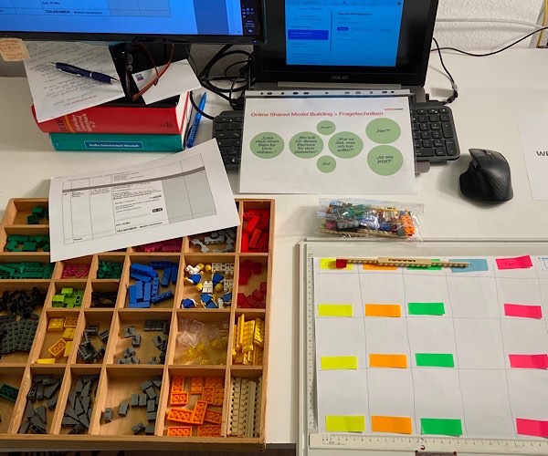 Schreibtischaufbau für die Ausbildung zum LEGO (R) SERIOUS PLAY (R)-Online-Facilitator
