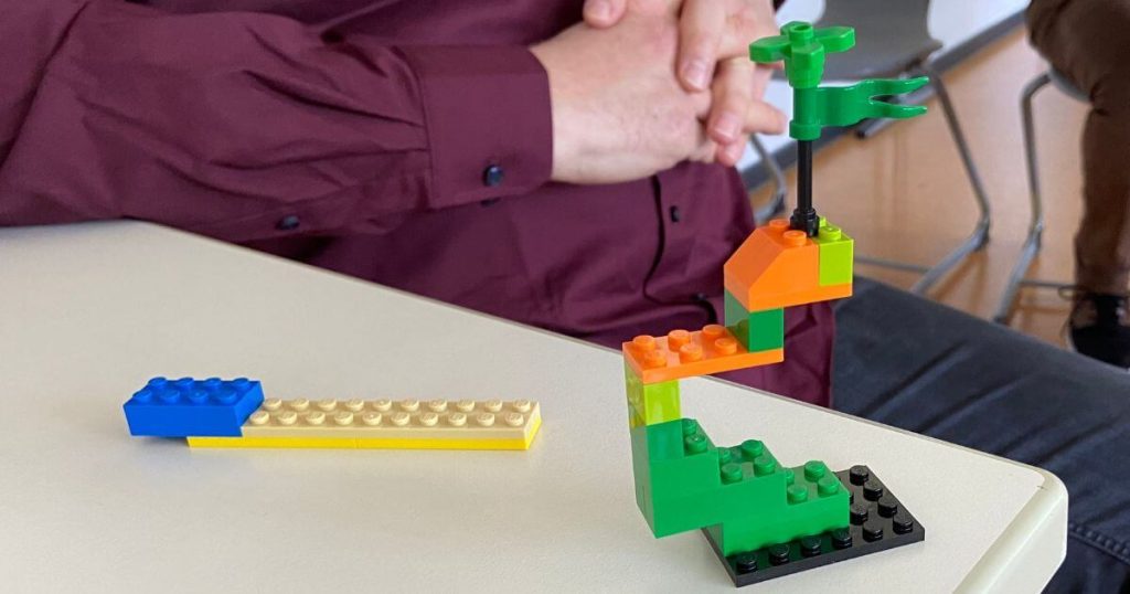 Modell eines Turms gebaut aus Legosteinen