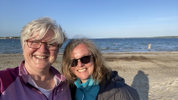 Zwei lächelnde Frauen am Ostseestrand in Eckernförde
