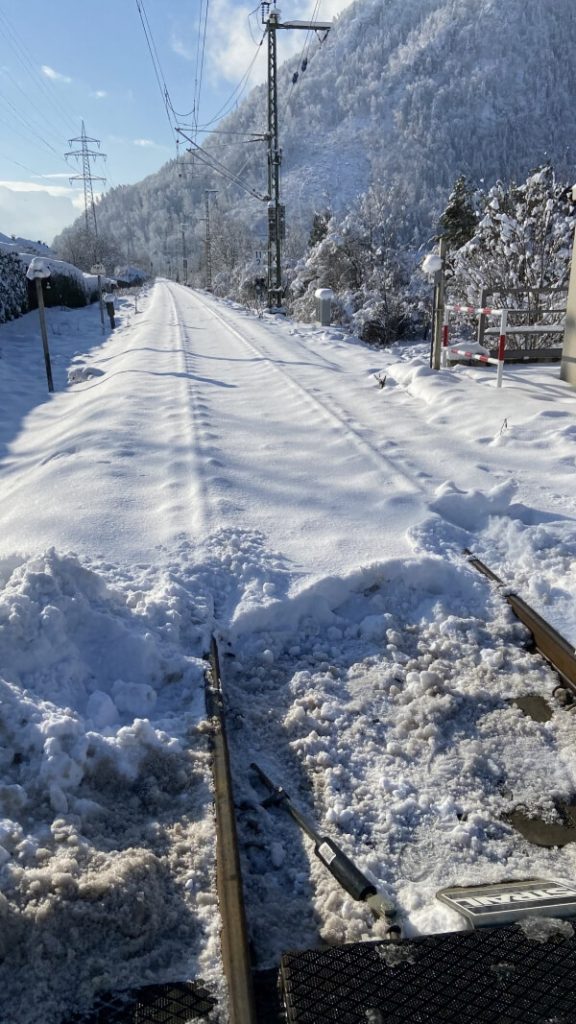 Eingleisiges Bahngleis in Piding, mit Schnee überdeckt und sichtbar nicht befahren