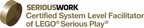 Wort-Bild-Marke/Badge von SERIOUSWORK mit dem Text "Certified System Level Facilitator of LEGO(R) Serious Play(R)